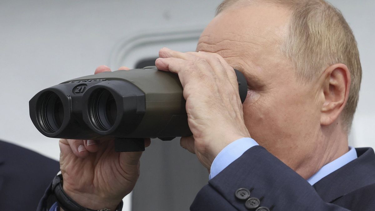 Russian President Vladimir Putin visits Russia Far Eastern Federal District
epa11583757 Russian President Vladimir Putin inspects the progress of the shipyard construction during a boat ride in Promezhuchnaya Bay in Vladivostok, Russia, 04 September 2024. Vladimir Putin visits Russia Far Eastern Federal district to attend the Eastern Economic forum in Vladivostok.  EPA/ALEXANDER KAZAKOV/SPUTNIK/KREMLIN POOL MANDATORY CREDIT 
Dostawca: PAP/EPA.
ALEXANDER KAZAKOV/SPUTNIK/KREMLIN POOL