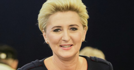 Agata Duda w płaszczu, który nigdy nie wyjdzie z mody. Ten fason jest hitem dla dojrzałych kobiet