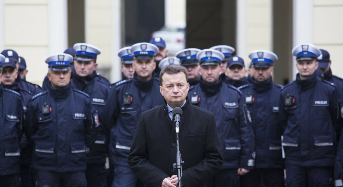 Prezentacja kamer na mundury dla policjantów z udziałem ówczesnego szefa MSWiA Mariusza Błaszczaka. Grudzień 2017 roku 