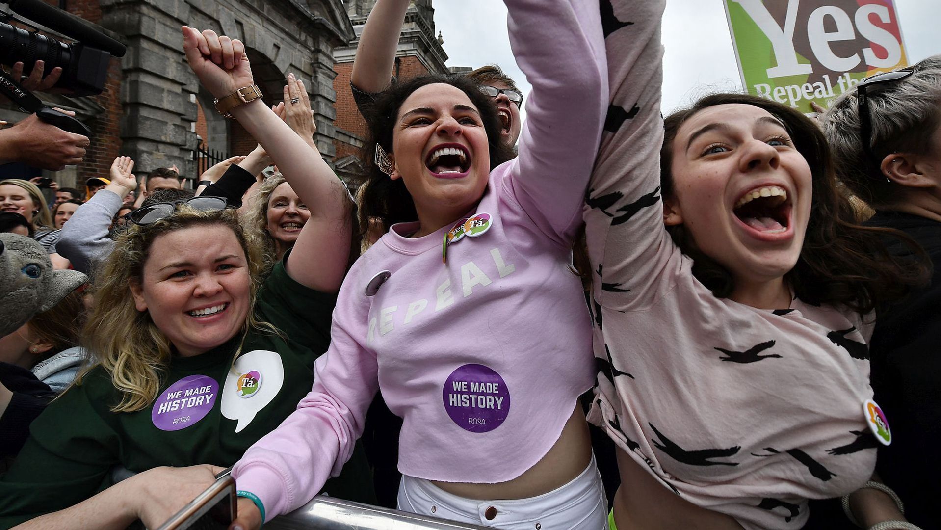 Młode Irlandki świętują wynik referendum w sprawie uchylenia zakazu aborcji. Dublin, 26 maja 2018 roku