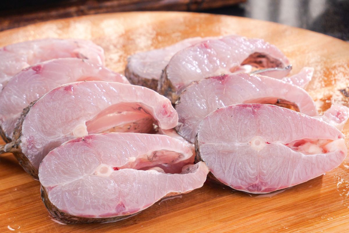 Biorę z kuchennej szafki i skrapiam ponacinanego karpia. Dzięki temu ości "znikają" podczas smażenia