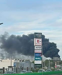 Dym widać z kilkudziesięciu kilometrów. "Zamykać okna"