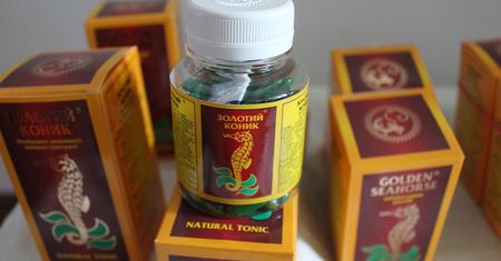 Cenne tabletki z wyciągiem z konika morskiego w rękach funkcjonariuszy IAS
