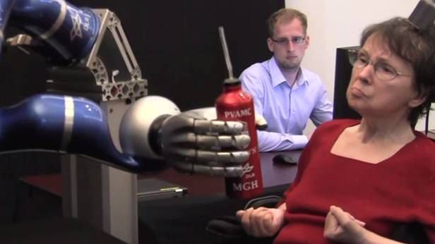Projekt BrainGate. Sparaliżowana kobieta za pomocą myśli steruje ramieniem robota 1