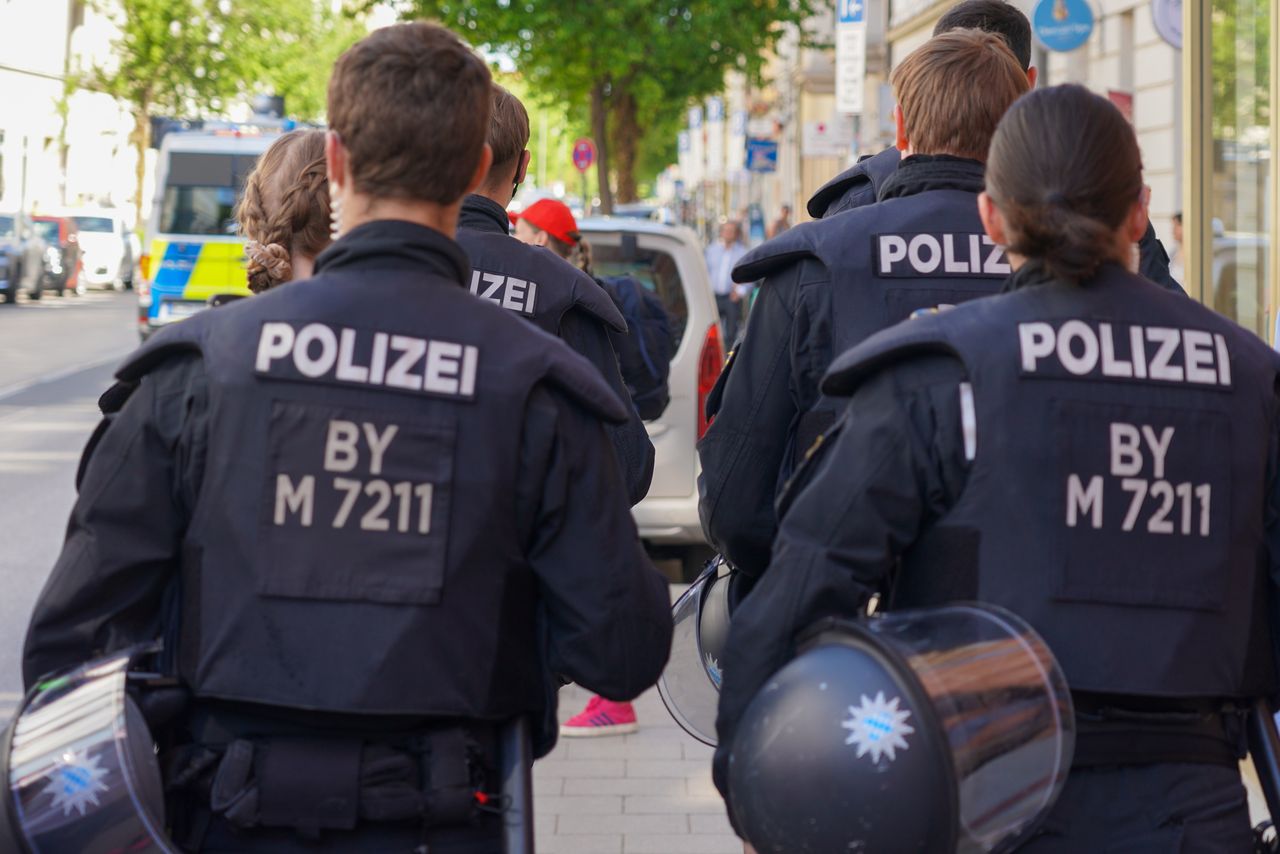 Frau sticht auf Passanten ein – Polizei erschießt sie