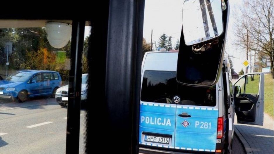  Chłopiec w kapciach jechał autobusem