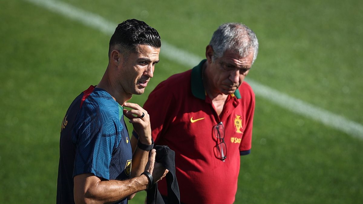 Cristiano Ronaldo of Portugal and Portugal's head coach Fernando Santos (R) during a training session at Cidade do Futebol in Oeiras, outskirts of Lisbon, Portugal, 21 September 2022. Portugal will play against the Czech Republic on 24 September in Prague for the upcoming UEFA Nations League. EPA/RODRIGO ANTUNES Dostawca: PAP/EPA.