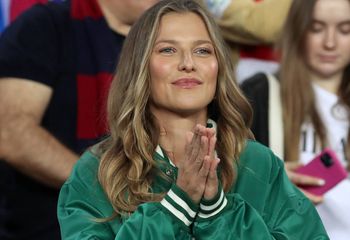 Wskoczyła w najmodniejsze spodnie na jesień. To model uwielbiany przez Polki