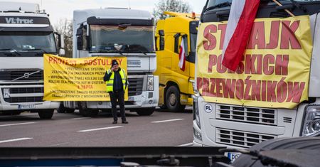 Kolejny dzień protestu przewoźników. Tysiąc ciężarówek w kolejce na 35 km