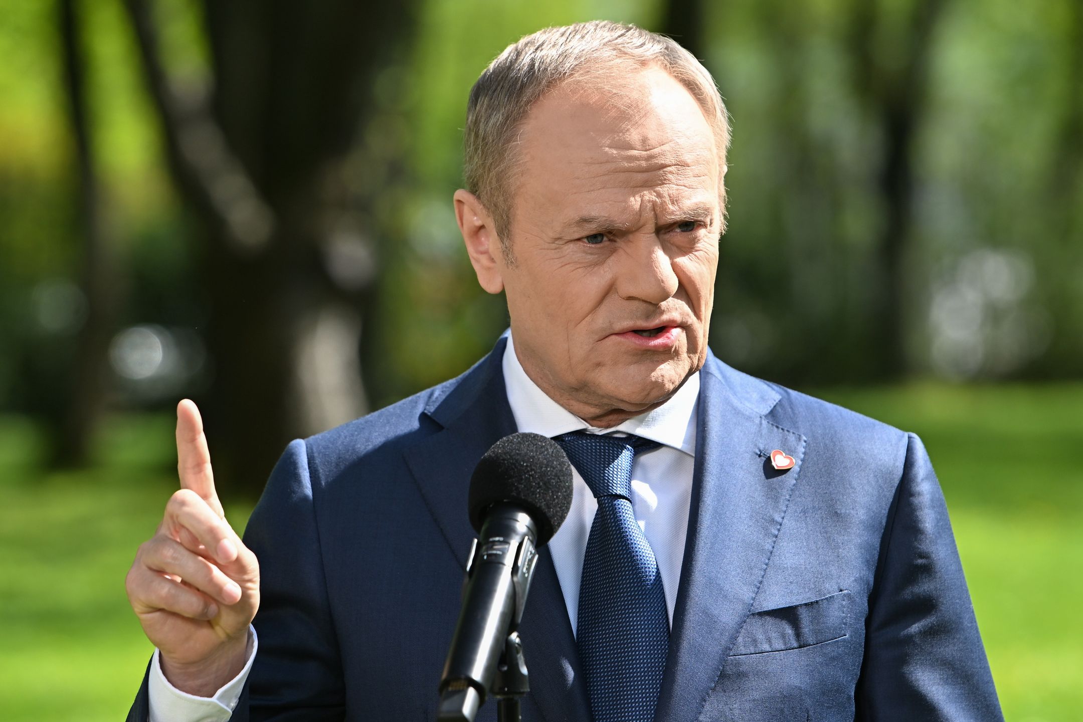 Warszawa, 09.04.2024. Premier Donald Tusk podczas konferencji prasowej po posiedzeniu rządu przed siedzibą KPRM w Warszawie, 9 bm. Rząd przyjął projekt ustawy o wspieraniu rodziców w aktywności zawodowej oraz w wychowaniu małego dziecka "Aktywny rodzic". (jm) PAP/Radek Pietruszka