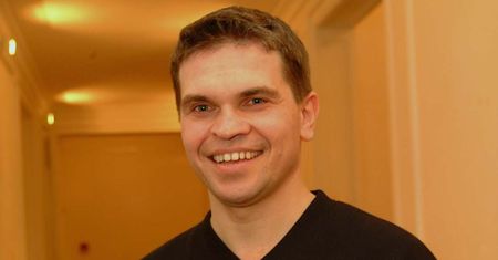 Tak zmieniał się Jarosław Boberek. Pamiętacie go jako policjanta? Dziś to niezły amant