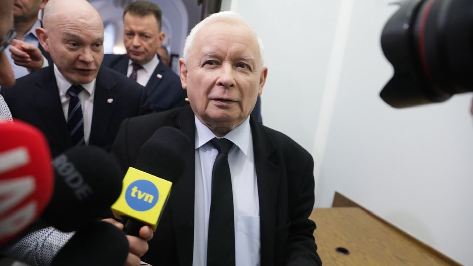 Warszawa, 21.02.2024. Prezes PiS Jarosław Kaczyński (C) podczas wypowiedzi w Sejmie w Warszawie, 21 bm. (ad) PAP/Tomasz Gzell