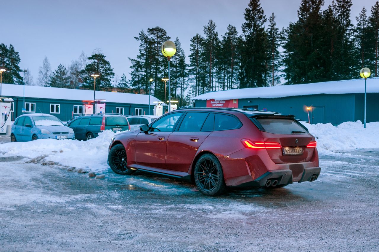 BMW M5 Touring G91 (2025) - przerwa na tankowanie