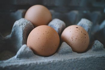 Pilne ostrzeżenie GIS. Salmonella w popularnych jajkach! Ich spożycie może być groźne dla zdrowia. Masz je w domu? Od razu wyrzuć!