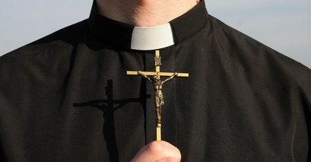 Ksiądz miał molestować dwie nastolatki. Odprawiono dla niego mszę