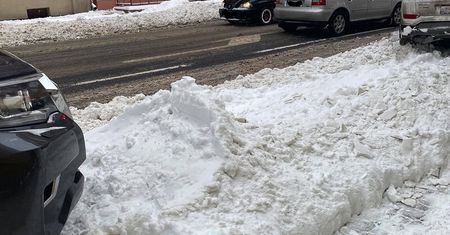 Nieodśnieżone miejsca parkingowe w SPP. „Można tu wjechać co najwyżej ratrakiem”