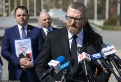 Braun zorganizował piknik bez maseczek. Policja bada sprawę, poseł Konfederacji zazdrości