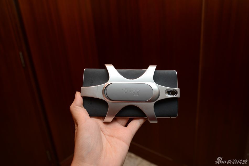 Takee 1 - "pierwszy na świecie holograficzny smartfon" 3