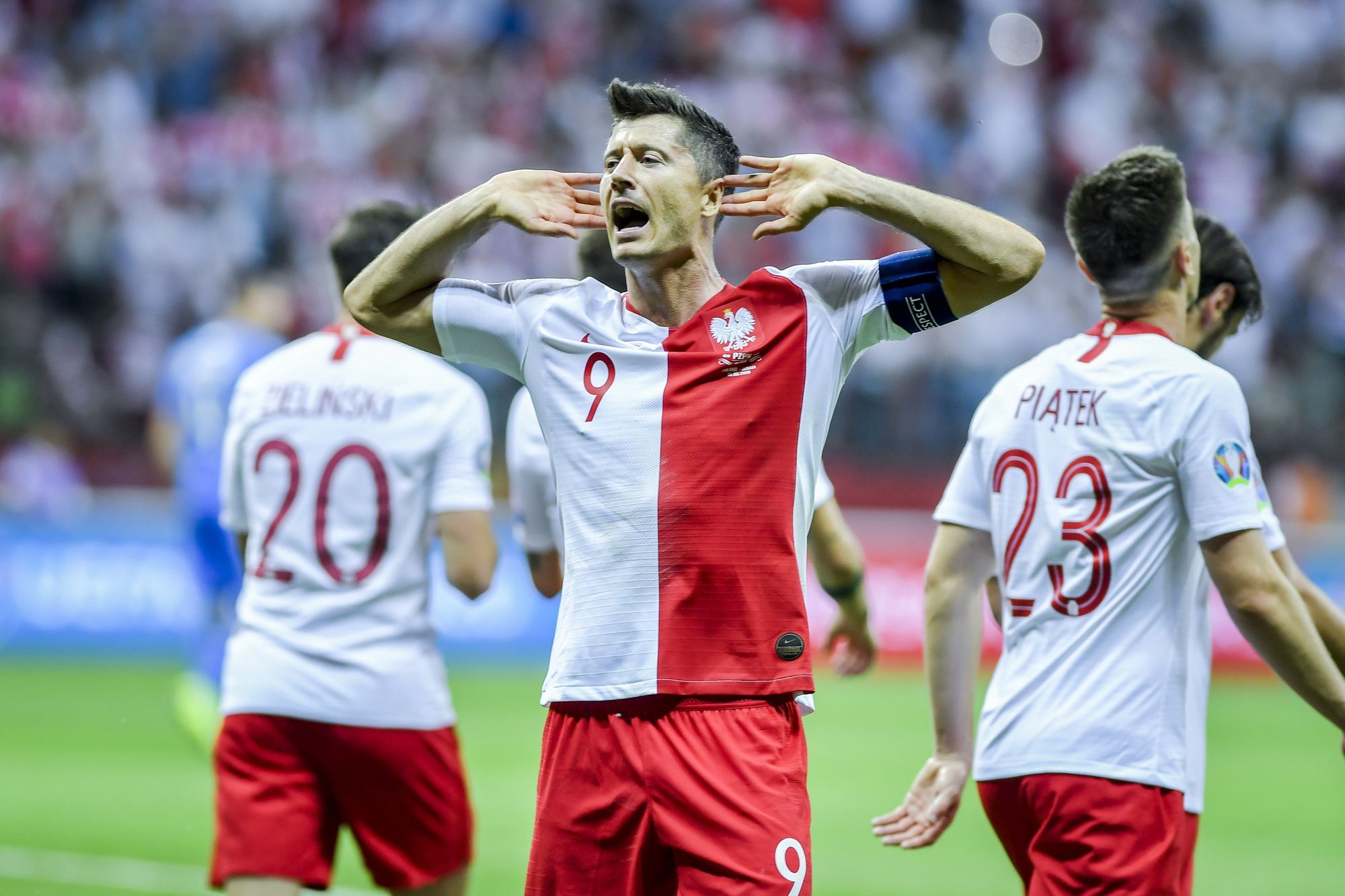 Robert Lewandowski pociesza kibiców po przegranej ze Szwedami