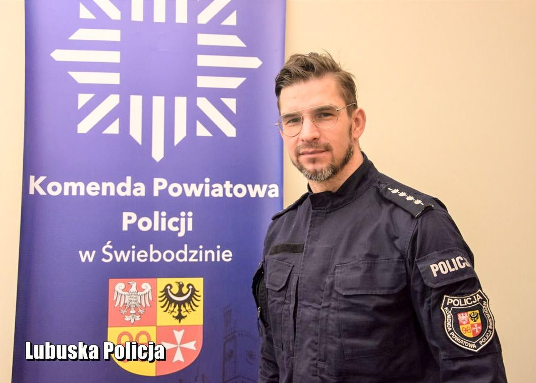 Policjant ze Świebodzina wskoczył do lodowatej wody, by uratować życie kobiety.
Fot. Policja Świebodzin