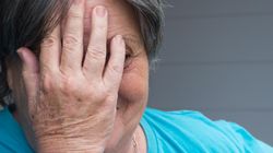 Nie tylko szybkie mruganie. Te objawy alzheimera widać na twarzy