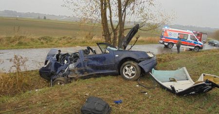 Kierowca zakleszczony w samochodzie