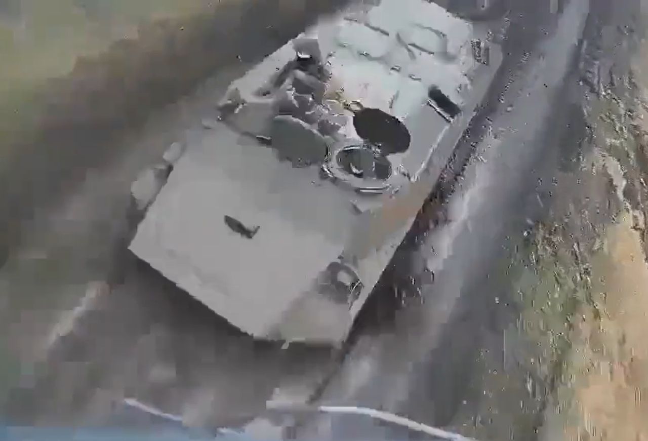 Rosyjski wóz MT-LB przed zderzeniem z ukraińskim dronem improwizowanym.