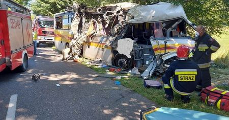 Tragiczny wypadek autobusu na Pomorzu. Podwójne zderzenie. Są zabici i ranni