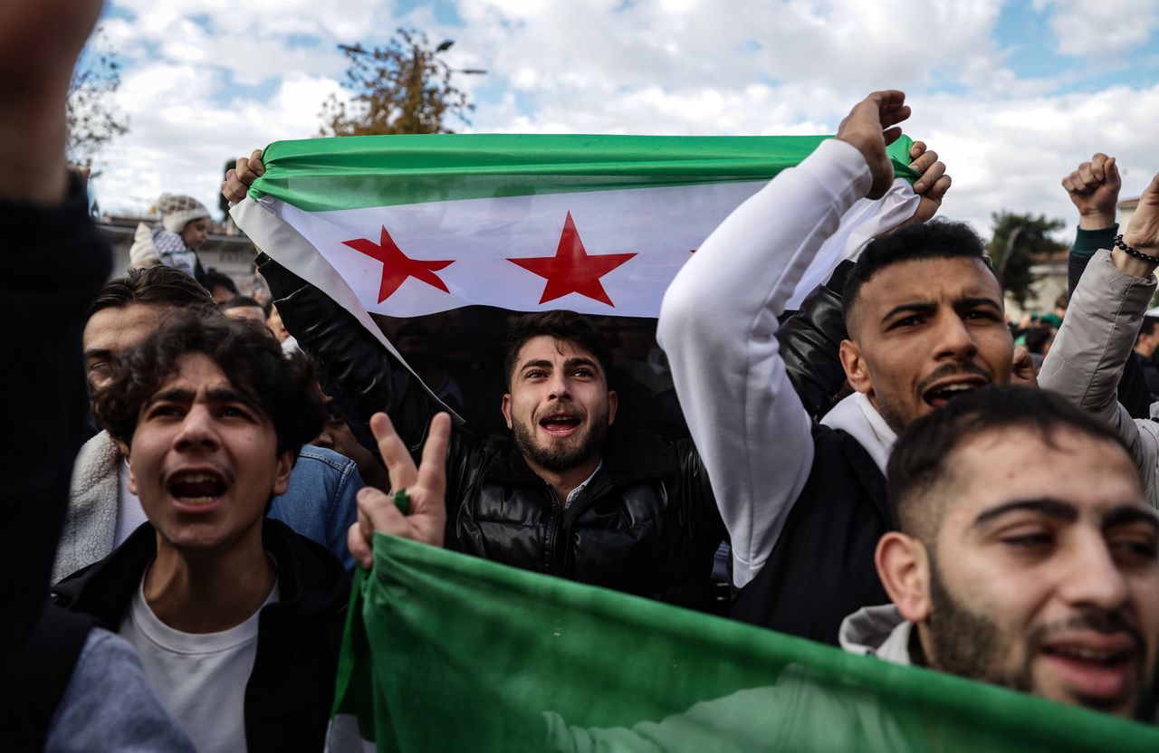 Syrian regime crumbles: Opposition raises flag in Athens