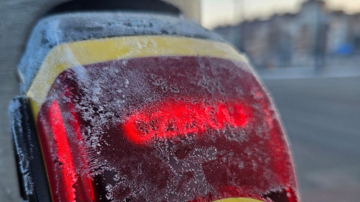 Szron na przycisku 'czekaj' przy przejściu dla pieszych