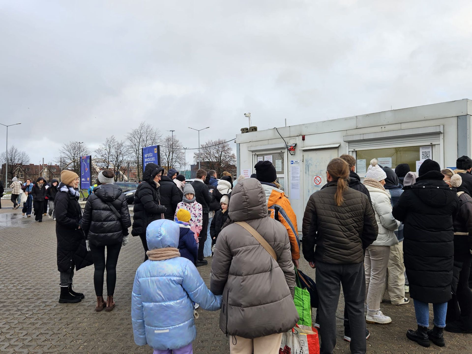 Choć biletów już nie ma, kolejka wciąż stoi. Wiele osób decyduje się kupić wejściówkę na późniejszą godzinę