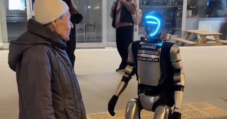 Humanoidalny robot podbija internet. Kim jest Edward Warchocki?