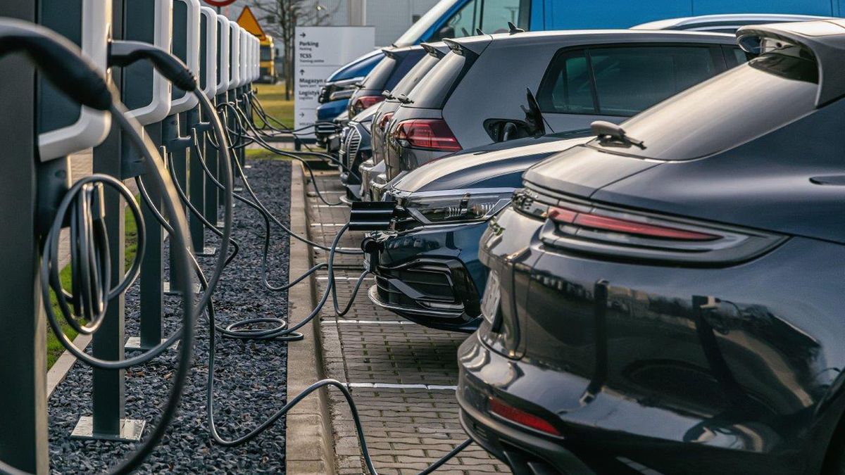 Parking z ładowarkami dla samochodów elektrycznych i hybryd plug-in przed siedzibą Volkswagen Group Polska