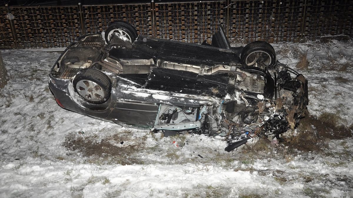 Osobówka dachowała po zderzeniu z ciężarówką. To cud, że nikt nie zginął! 
