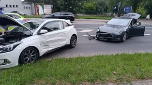 Wypadek na ul. Nałęczowskiej w Lublinie. Tesla zderzyła się z Hyundaiem