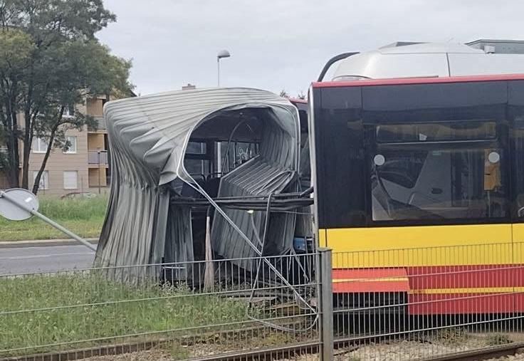 Autobus rozerwało na pół. Groźny incydent we Wrocławiu