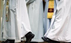 Spadek zaufania do Kościoła. Biskup: Biję się w piersi