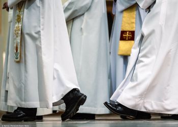 Spadek zaufania do Kościoła. Biskup: Biję się w piersi