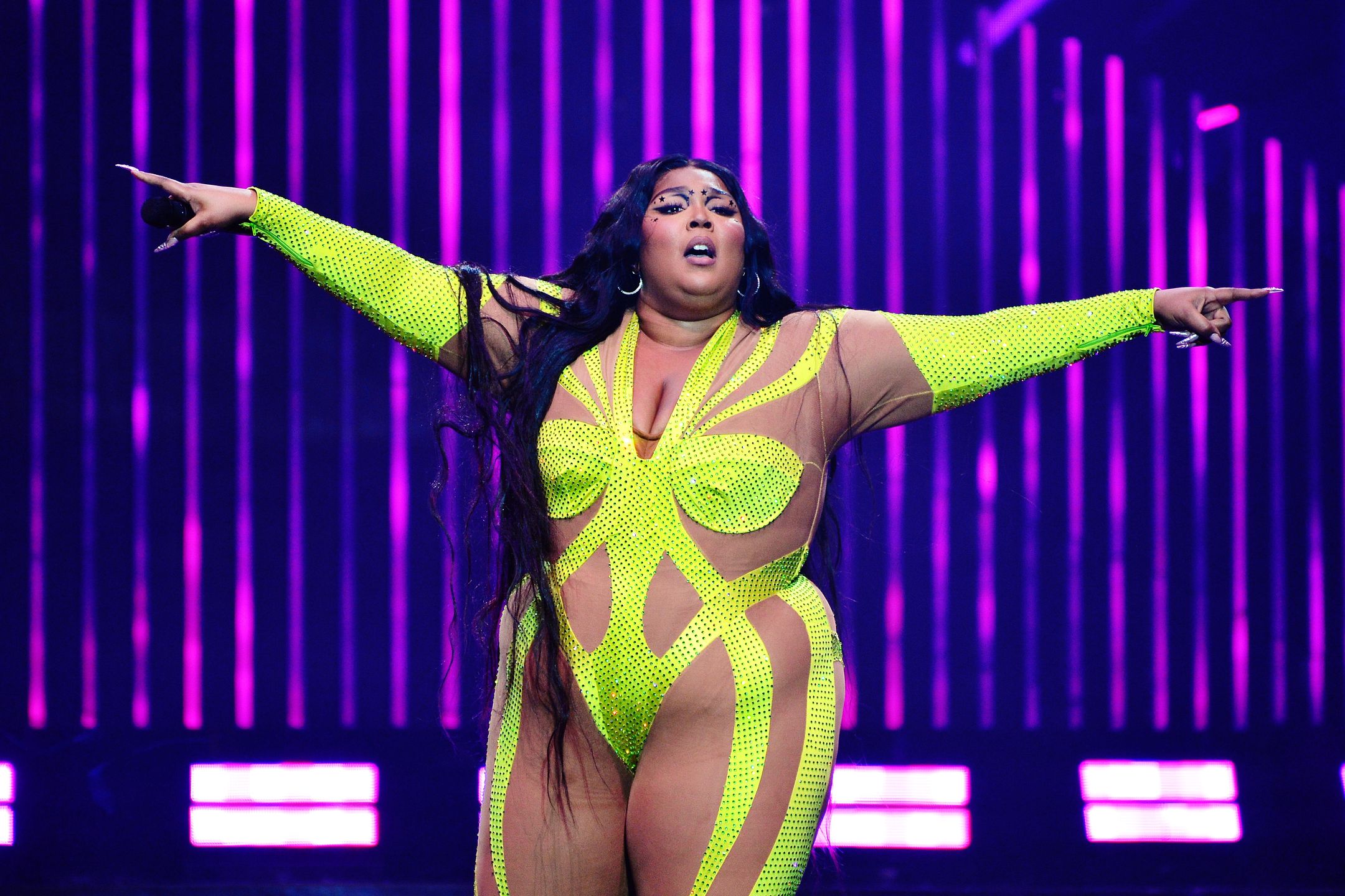Lizzo Performs At The O2 ArenaLONDON, ENGLAND - MARCH 15:  Lizzo performs at The O2 Arena on March 15, 2023 in London, England. (Photo by Jim Dyson/Getty Images)Jim Dysonbestof, topix