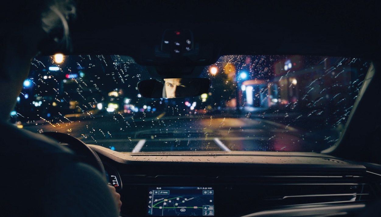 Najdroższy błąd, jaki popełniasz w deszczu, nie kosztuje ani grosza. Kosztuje Cię prawie 14 metrów drogi hamowania.