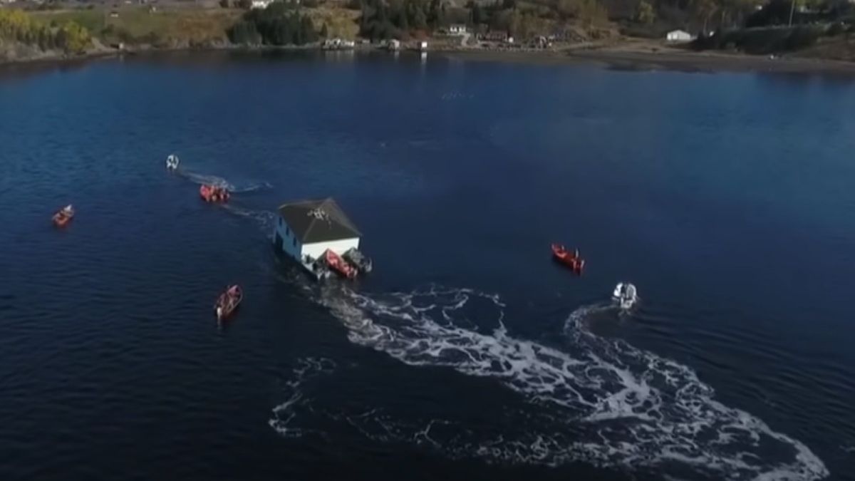 Próbowali przetransportować dom z wyspy na inny stały ląd. Wtedy budynek omal nie zatonął 