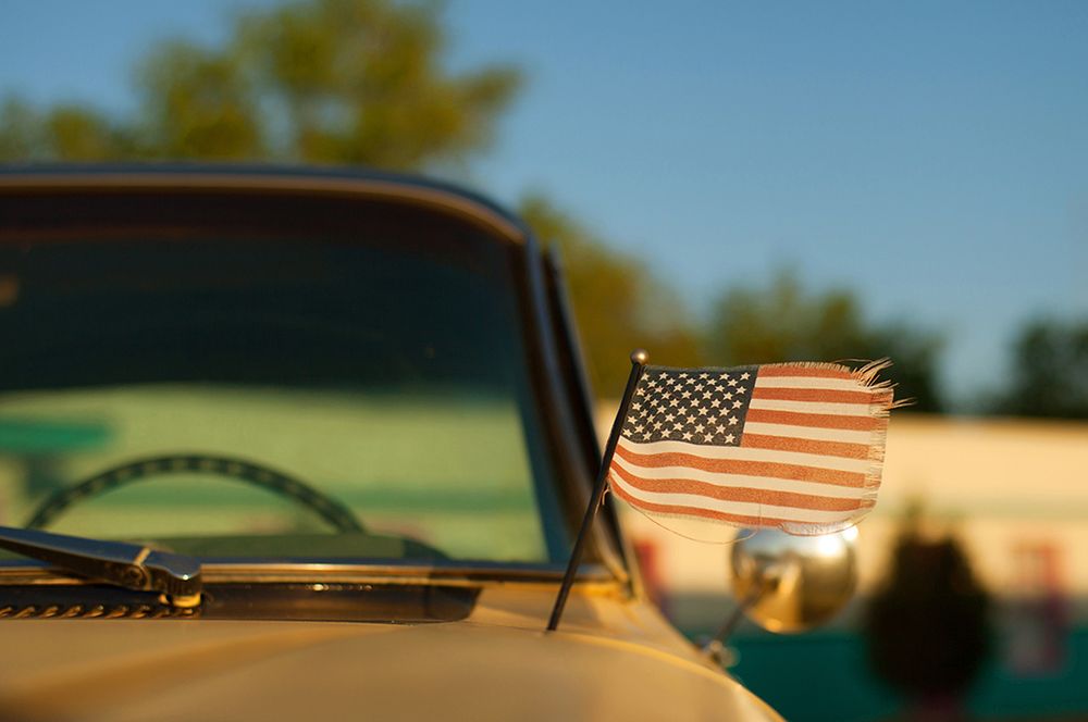 „Americana” Garroda Kirkwooda to minimalistyczny obraz wyluzowanej Kalifornii 14