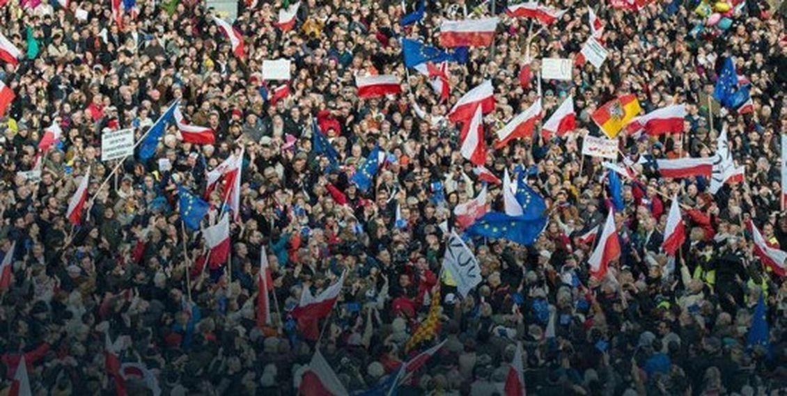 Fizjoterapeuci, Masa Krytyczna i KOD. Manifestacje na ulicach Warszawy