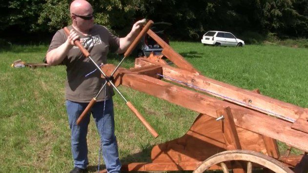 Gigantyczna proca vs. samochód [wideo] 1