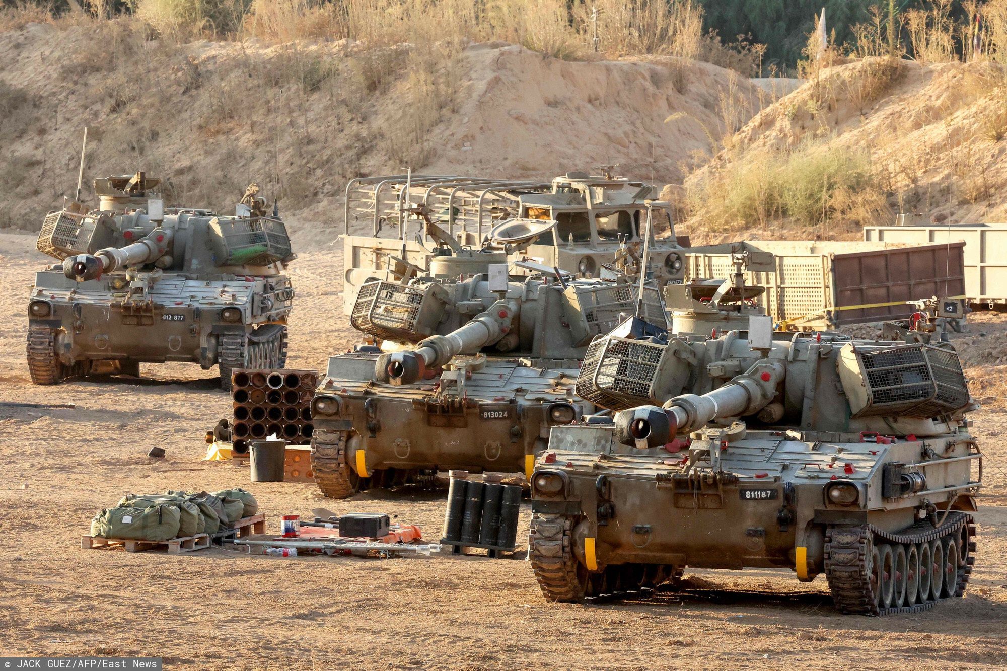 Archiwum zagraniczne East News 2025-09This picture taken from a position at Israel's border with the Gaza Strip shows Israeli mobile artillery units deployed near the border fence with the besieged Palestinian territory on September 17, 2025. Israel launched its ground assault on Gaza City before dawn on September 16, shortly after the US Secretary of State's visit expressing robust support for the offensive, while a United Nations probe charged Israel with committing "genocide" in the Palestinian territory and accused its Prime Minister and other top officials of incitement. (Photo by Jack GUEZ / AFP)JACK GUEZ