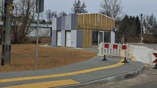 Oczekiwanie na autobus w Ryglicach będzie przyjemniejsze. Obok remizy OSP powstaje nowa zajezdnia