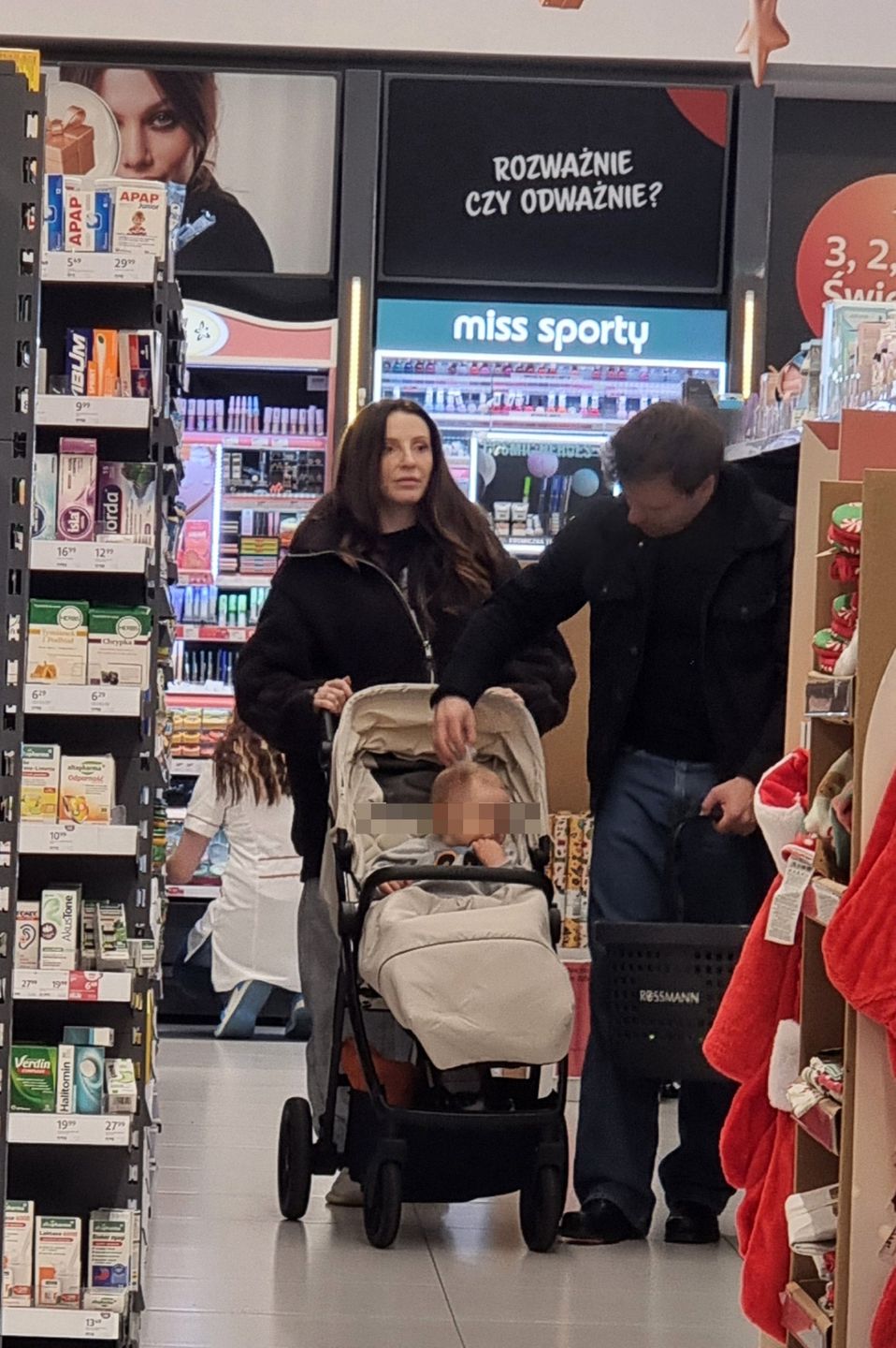 Marcin Hakiel i Dominika Serowska na zakupach z synem