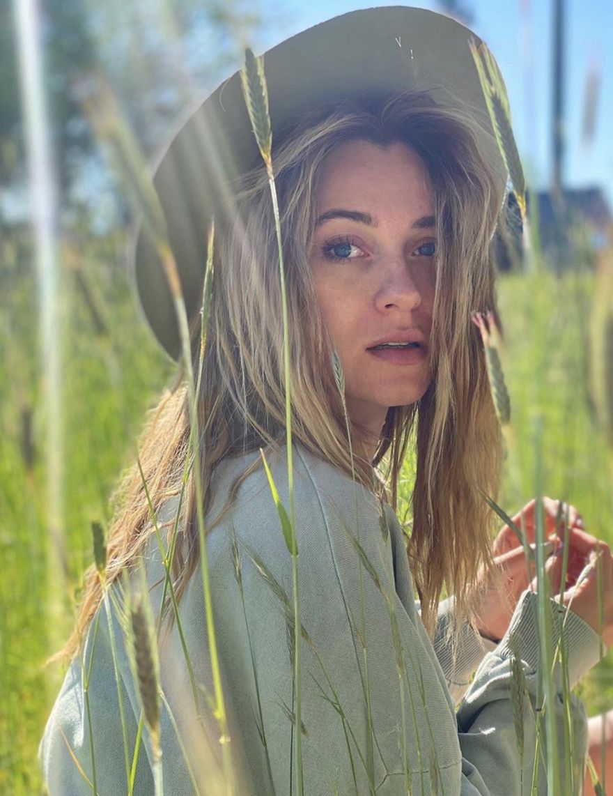 Marcelina Zawadzka kusi biustem na balkonie