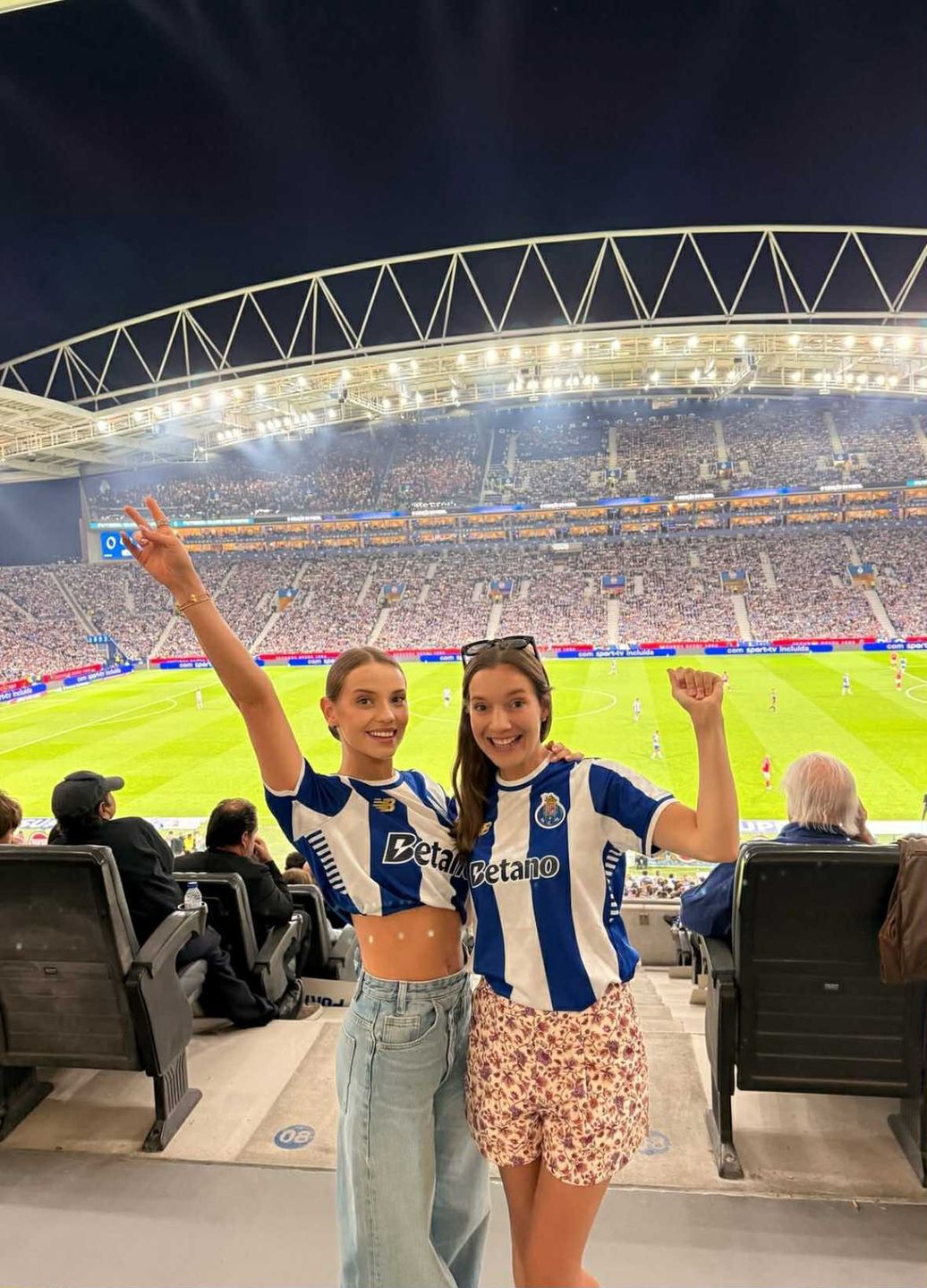 Sanah kibicuje Janowi Bednarkowi z jego żoną i córką w Porto