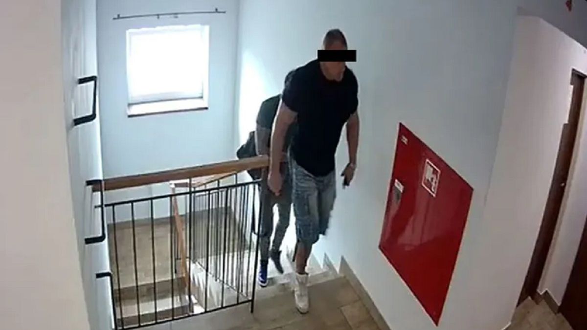 Mariusz P. w trakcie wydarzeń w hotelu z 2018 roku. Za swoje czyny odpowie przed sądem. 